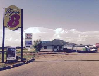 Super 8 By Wyndham Smoky Lake Екстериор снимка