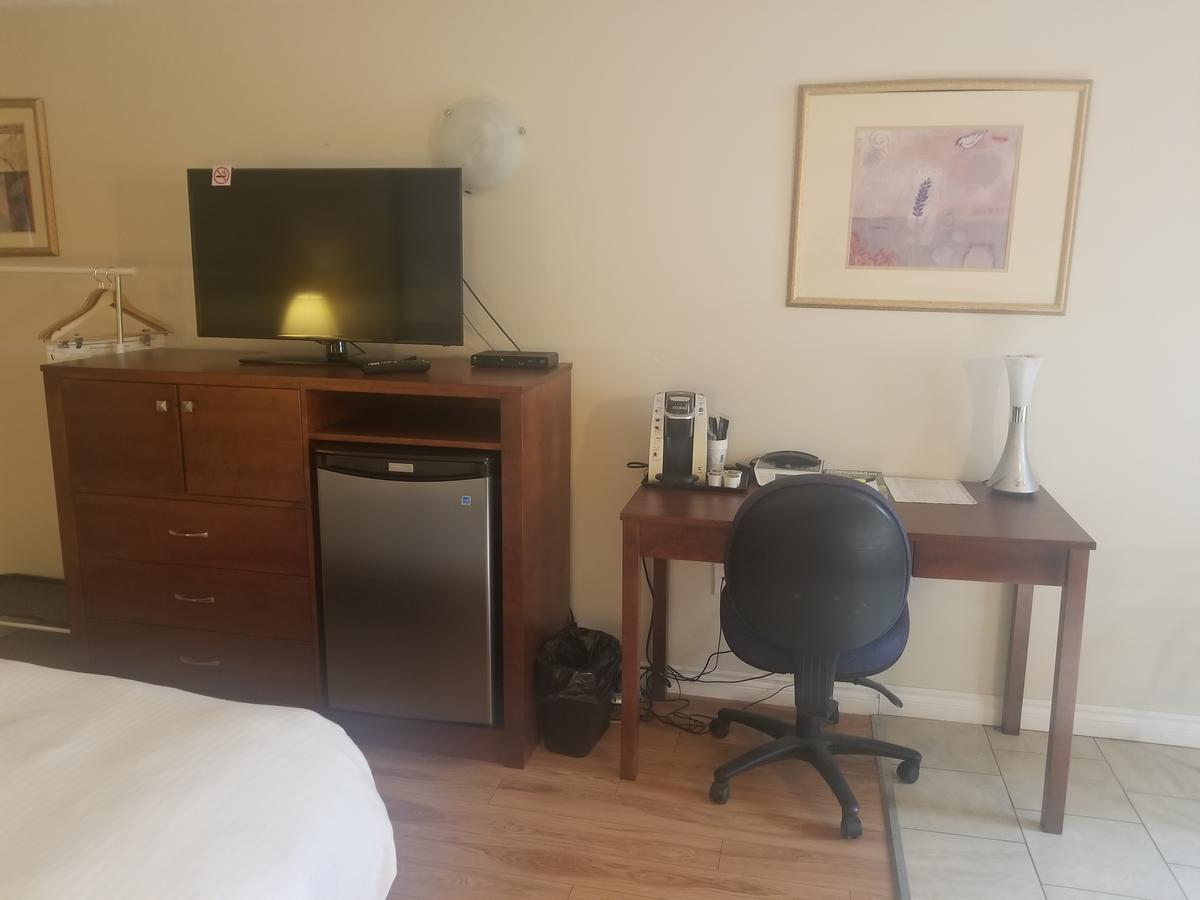 Super 8 By Wyndham Smoky Lake Екстериор снимка